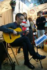                                                                                         Spotkanie z gitarą na Targach Książki (zdjęcia)